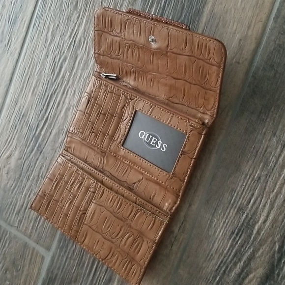 Guess Tan Wallet - Picture 4 of 10